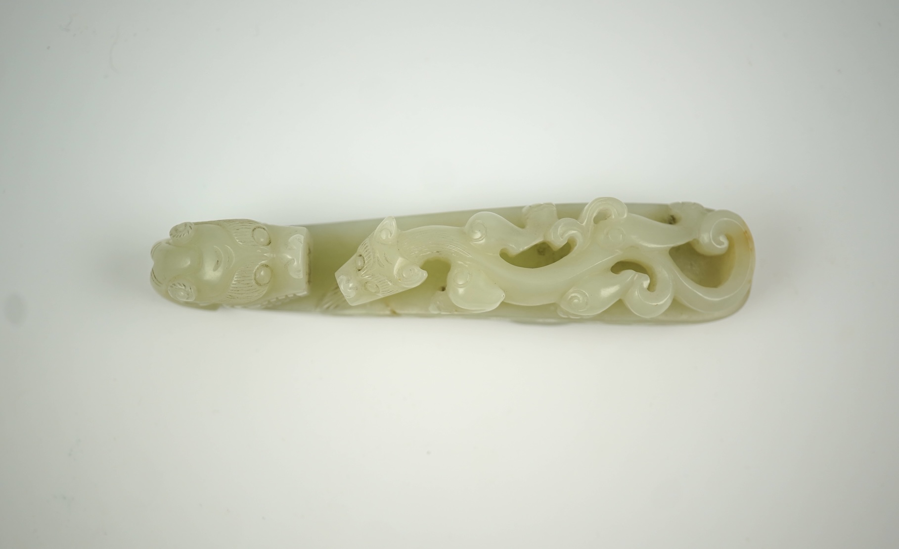 A Chinese pale celadon jade 'dragon' belt hook, 18th/19th century